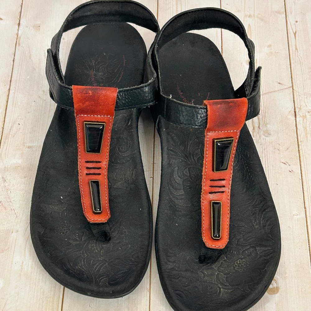 Taos Side Buckle Thong Womens size 7 Shoes Red Leather Sandals